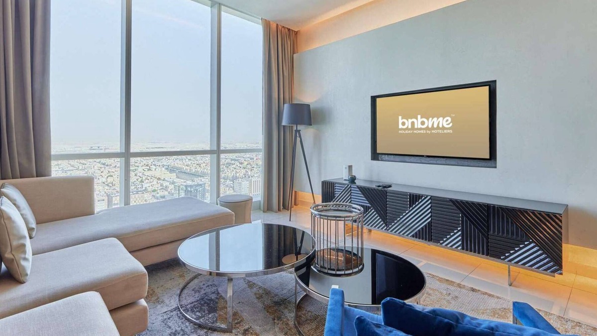 Al Olaya District Apartment | bnbme | Luxury Damac Apt near Kingdom Tower | Pool & Gym