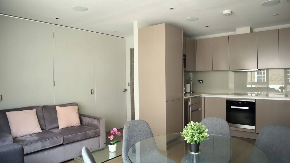 Vincent Square Apartment | BnBNook - Bright 3BR by Trafalgar Square and Big Ben