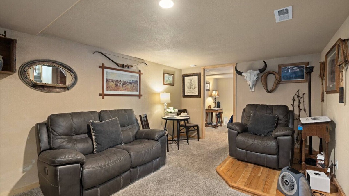 Central - Terry Apartment | Bo's Old West Den | Cozy and Comfy | Western Decor | Hot Tub | Off-Street Parking