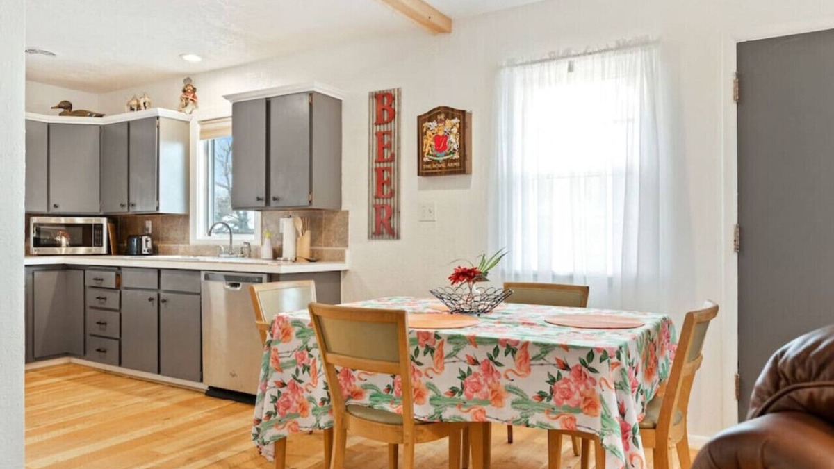 Central - Terry Apartment | Bo's Old West Landing w/Hot Tub and Sunrise Views