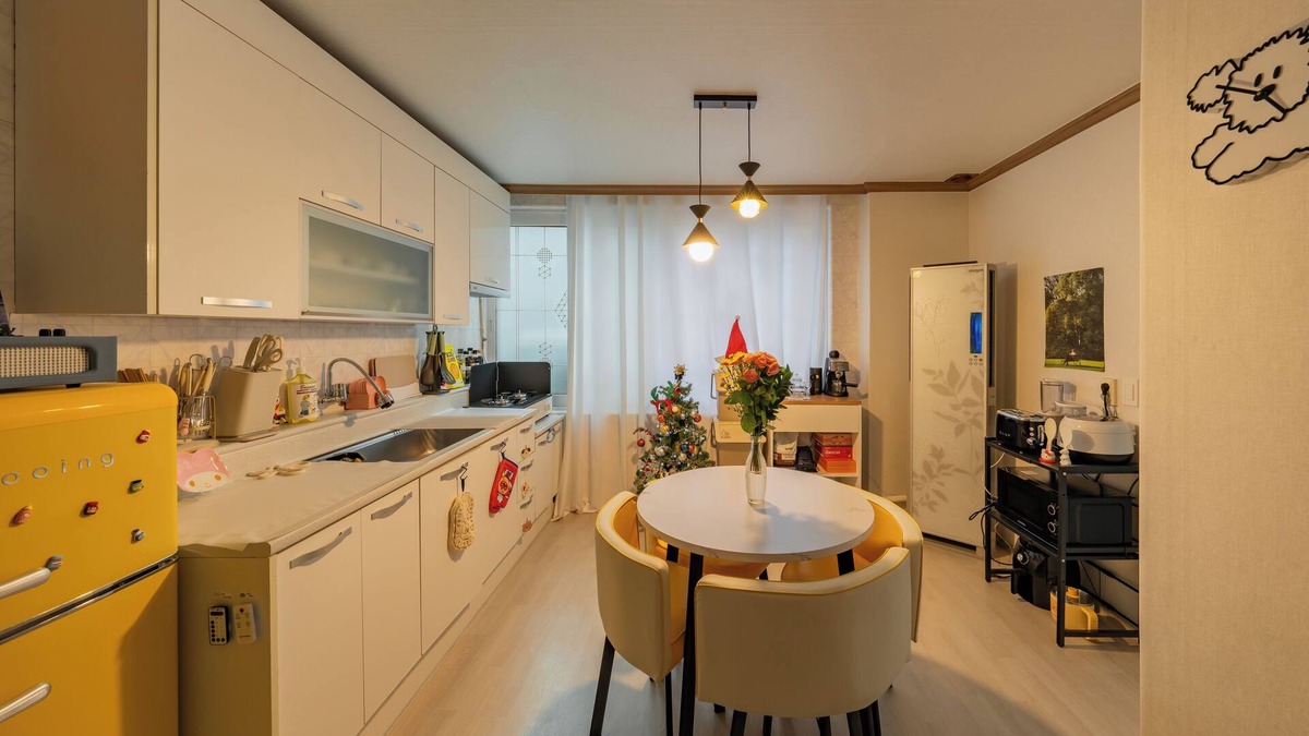 Seo-gu Apartment | Board games, Cosplay, Nintendo, Beam Projector, Netflix, Ball Pool, Comic Book