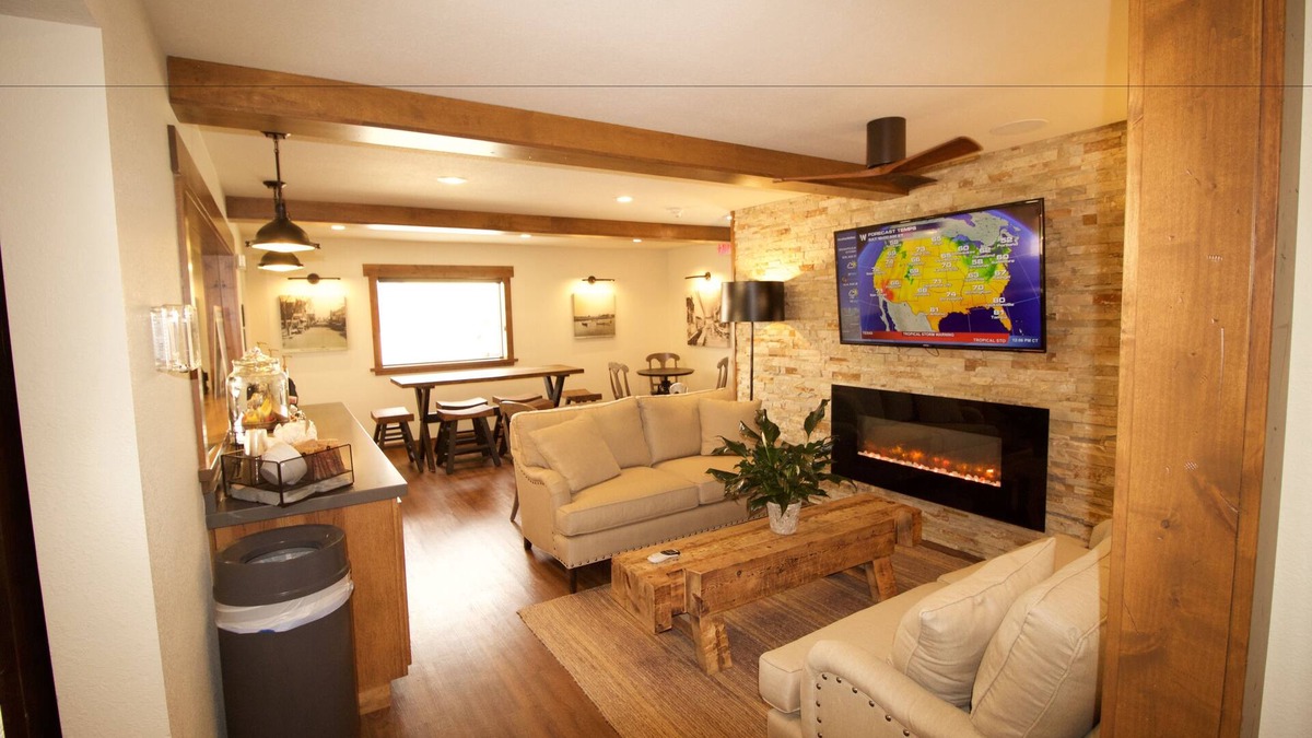Syracuse Hotel | Boarders Inn & Suites by Cobblestone Hotels - Syracuse