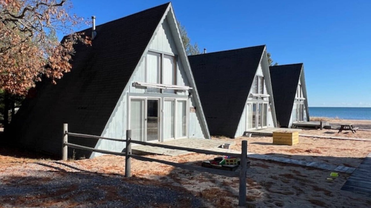 Oscoda Cabin | Boardwalk Beach 2 - Beachfront