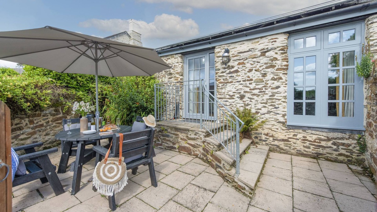 Liskeard Cottage | Boasting idyllic views across countryside vistas, Blackberry Barn provides a relaxing space for you