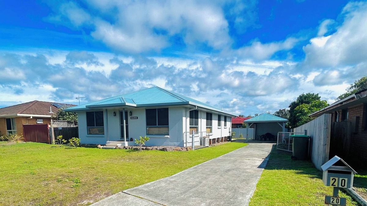 Harrington House | Boat Access with short Walk to River, Pub, Park & fully fenced yard
