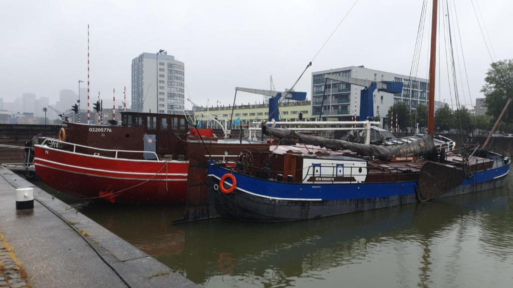 Kop van Zuid Boat Rental | Boat-Apartment Rotterdam Fokkelina