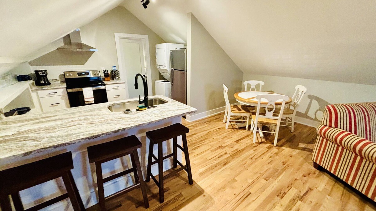 Lincoln Apartment | “Boat Dock Apt E” @ Sunset Estate