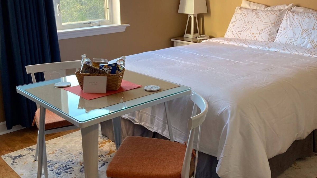 Huddleston Condo | Boat, fish, golf, swim, & dine at Mariners Landing on Smith Mountain Lake!