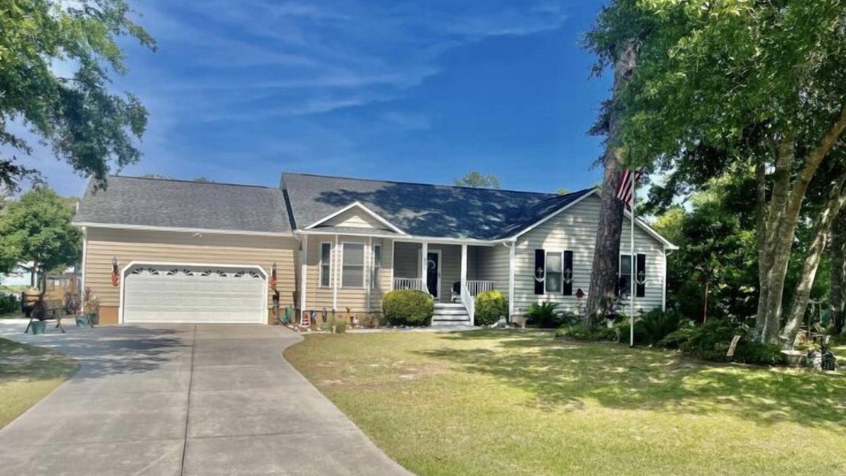 Cape Carteret House | Boat friendly coastal home - 3 minute drive to beach, 5min drive to boat access.