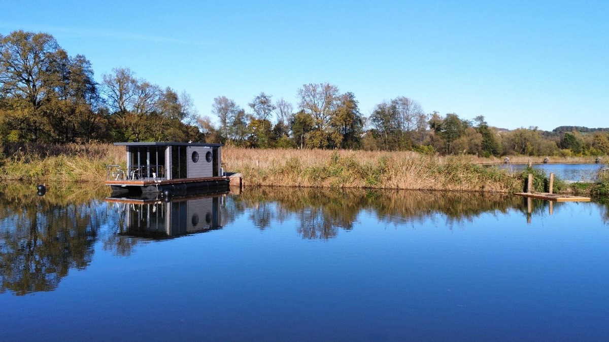 Kirchberg an der Raab Boat Rental | Boat 'Hausboot Eisvogel' with lake view, WLAN and air conditioning