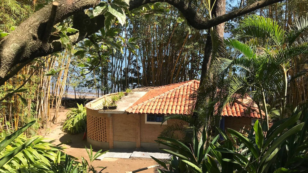 Siriuba House | Boat House Retrofit - Foot in the sand