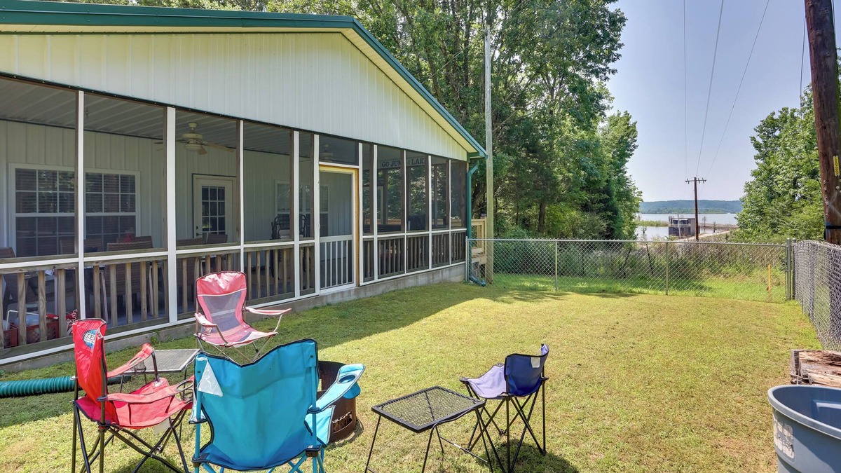 New Johnsonville House | Boat Ramp Access: Dog-Friendly Kentucky Lake Gem
