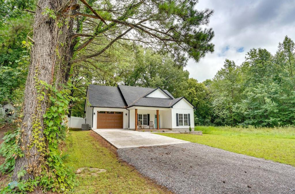 Hardin House | Boat Ramp Access Modern Kentucky Lake Home
