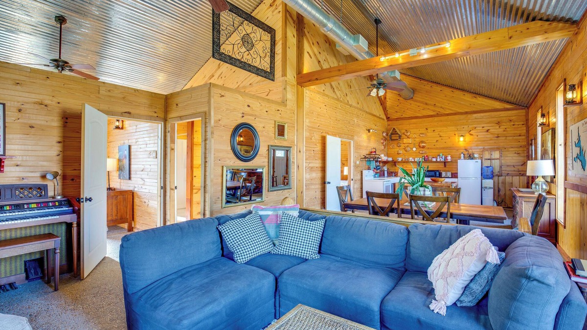 Quinlan Cabin | Boat Ramp & Fire Pit: Lake Tawakoni Group Retreat!