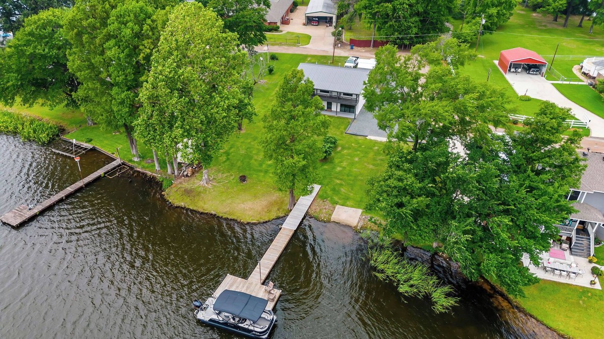 Lone Star House | Boat Ramp, Kayaks, BBQ Grill, King Bed!
