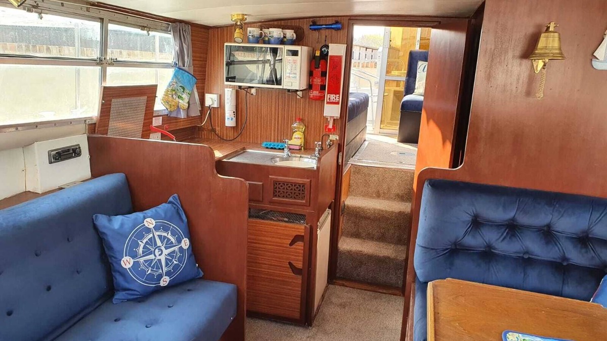 Ferrensby Boat Rental | BOAT with hot tub