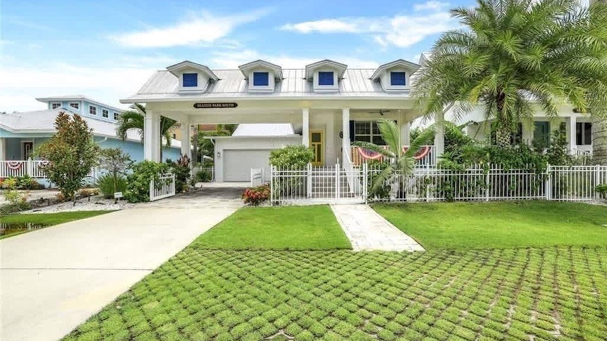 East Naples House | BOATERS DREAM P00L SPA LOCATION IN BAYSHORE ART DISTRICT