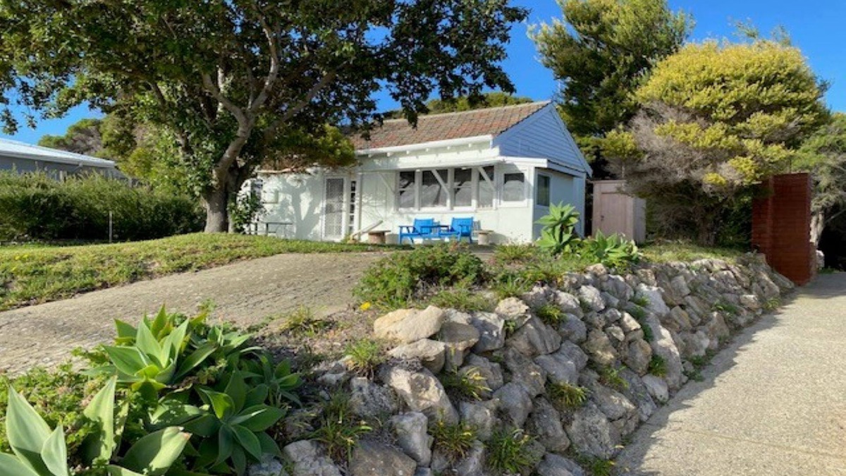 Lancelin Cottage | BOATHOUSE - HIGHEST HILLTOP ON OCEANFRONT
