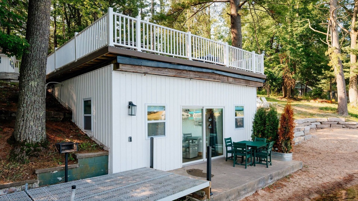 Mayfield Cottage | Boathouse on Arbutus Lake