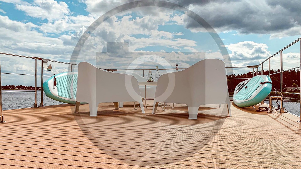 Havelsee Boat Rental | Boating holidays on this unique houseboat - relaxation and adventure, pure nature and city flair.