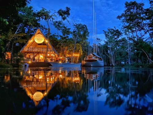 Rio Dulce Hostel | Boatique Hotel and Marina