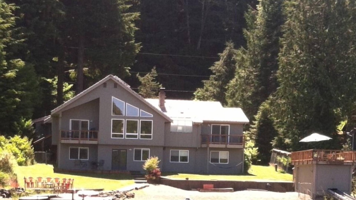 Lake Cavanaugh House | Bobbi's Beach House is a spacious waterfront home with something for everyone!