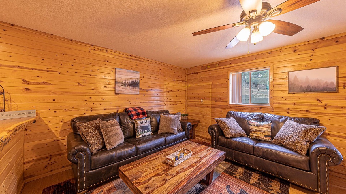 Christopher Creek Cabin | Bobcat Bunkhouse Cabin KING bed, WIFI, deck, full kitchen & BBQ-washer & dryer