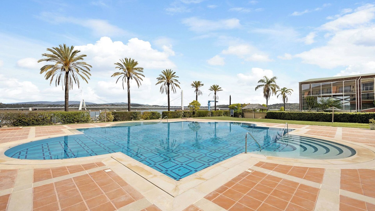 Mexilhoeira da Carregacao Apartment | Boca do Rio - Apartamento T1 close to the Sea with Shared Pool & Wi-Fi