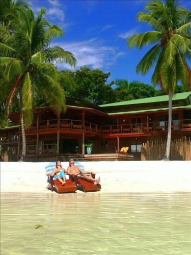 Carenero Island Bed & Breakfast | Bocas Beachfront Lodge Spacious Corner King Suite Ocean View Sand Level