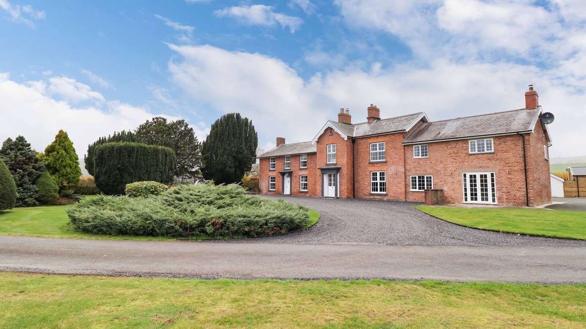 Trefeglwys Cottage | BODAIOCH HALL, pet friendly, luxury holiday cottage in Caersws