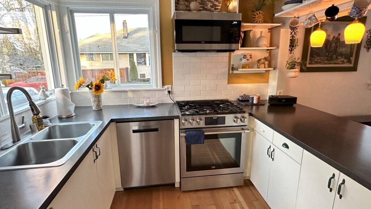 North End Apartment | BoDeke's N. Tacoma Urban Cabin with Hot Tub