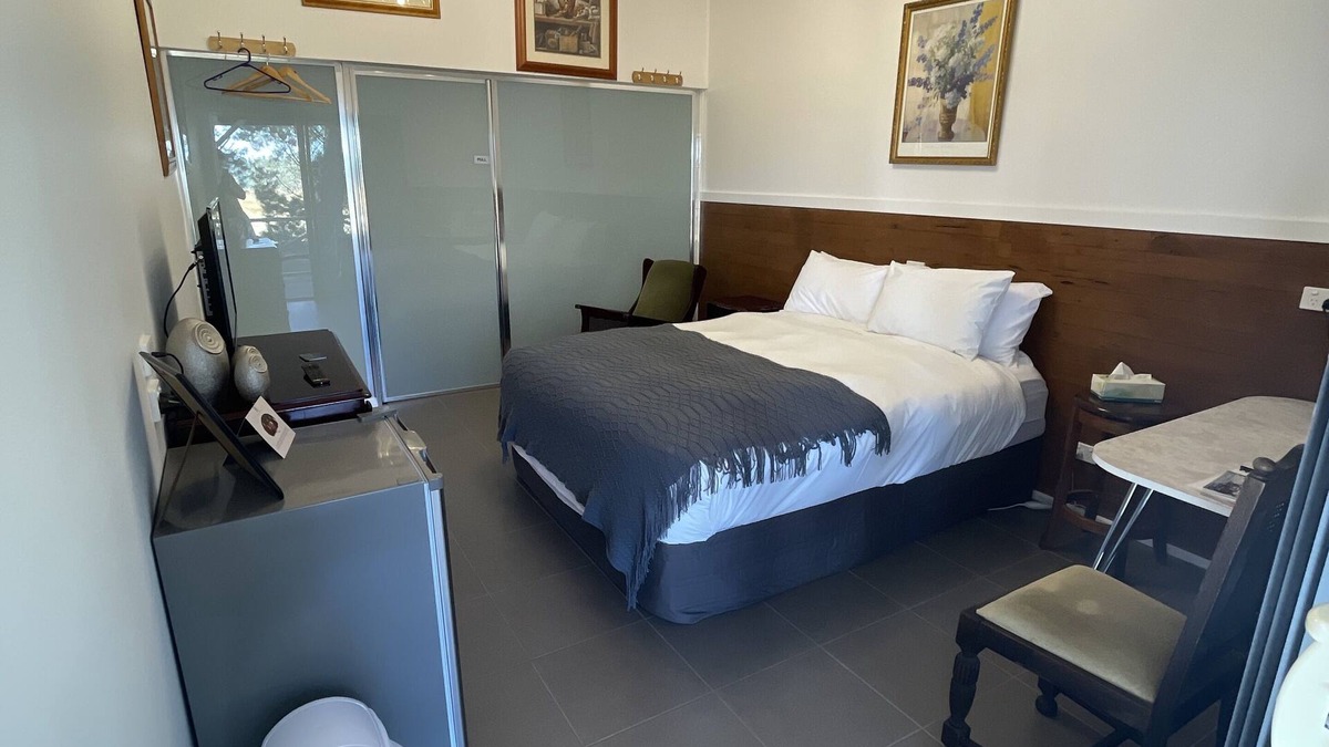 Kyneton Bed & Breakfast | Bodkin cottage room #4 amongst the trees