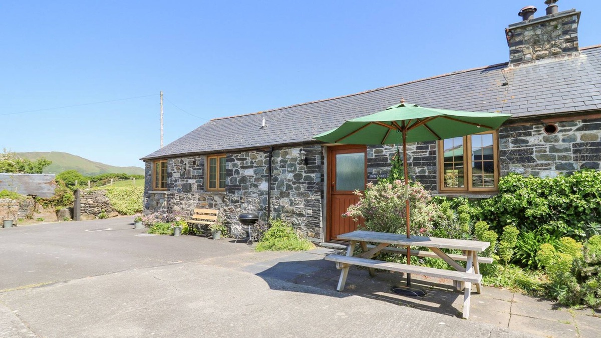 Bryn-crug House | BODNANT, family friendly, character holiday cottage in Tywyn