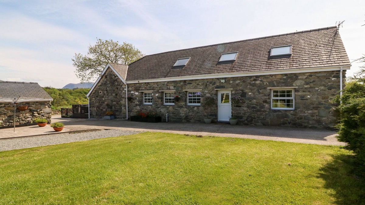 Pont-rug Cottage | BODRUAL COTTAGE, family friendly, with hot tub in Caernarfon