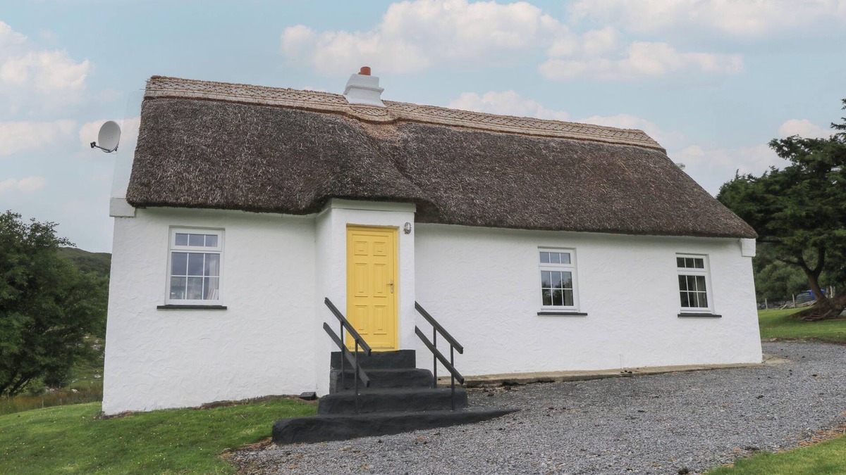 Oughterard Cottage | BOFIN, pet friendly, with open fire in Oughterard, County Galway