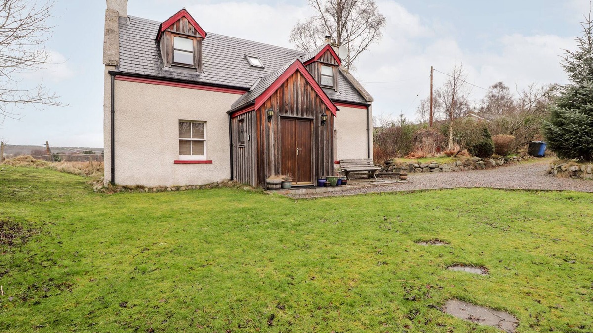 Tore Cottage | BOGINDOUR COTTAGE, pet friendly, with open fire in Munlochy