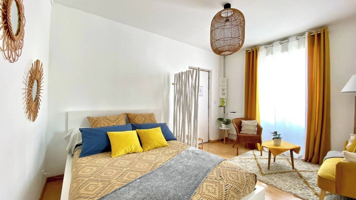 Sens Apartment | Bohemia - Bohemian cocoon near Centre & Netflix