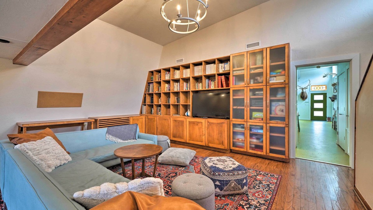 Stillwater House | Bohemian Home w/Screened Porch, 3 Mi to Lake!