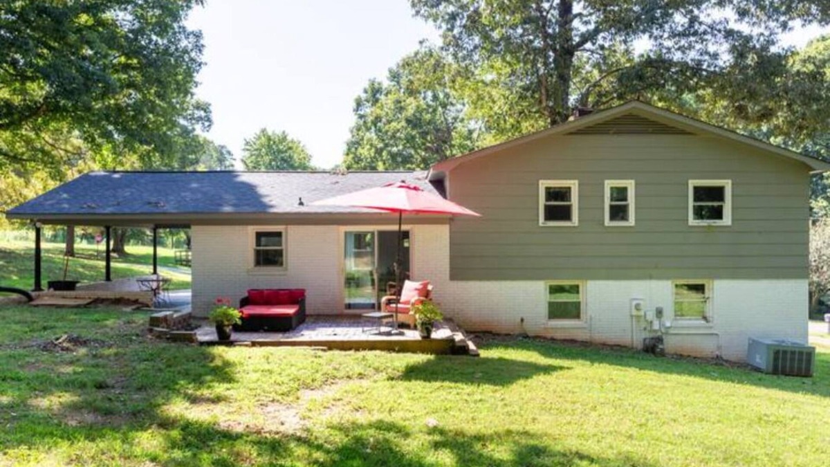 Newton House | Bohemian Retreat |Newly Remodeled with New Hot tub