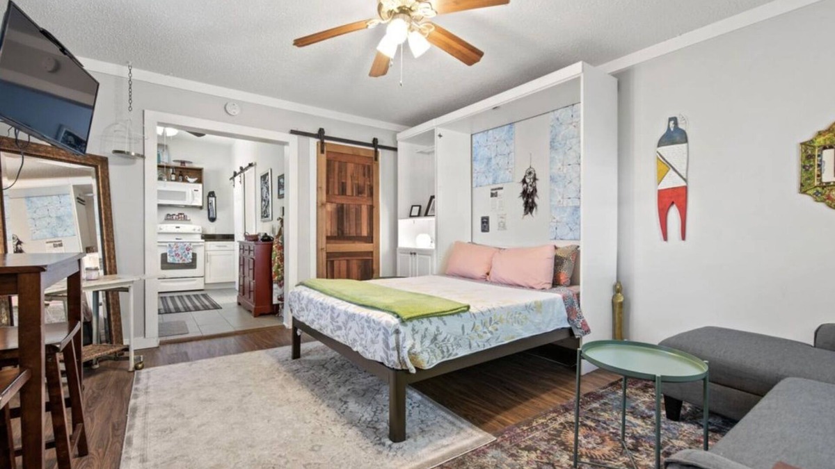 Southbank Apartment | Boho, bright + chic Studio in the City! Walkable, Peaceful and full of charm.