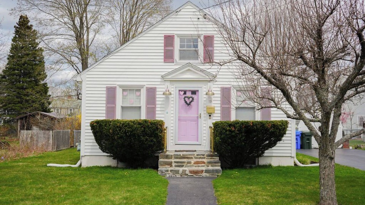 South Portland House | Boho bungalow with designer touches 10 minutes to beaches and downtown Portland