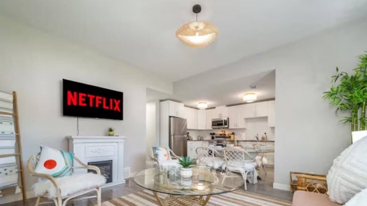 North Central Edmonton House | BoHo Chic Suite - Long Stays - Fireplace - Garagen