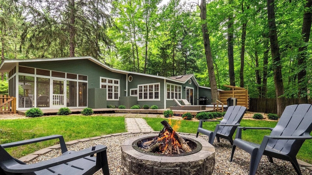 Harbert House | Boho Cottage in the woods with tranquil sun room!