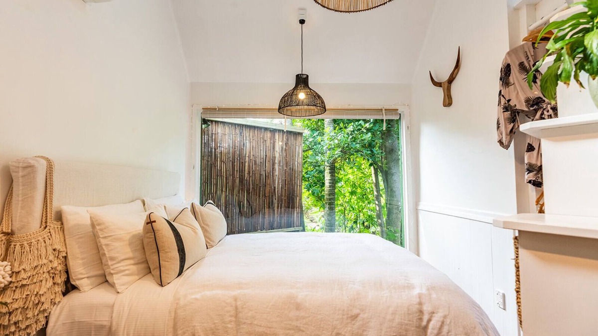 Palm Beach Apartment | Boho Hill Studio private & stylish 300m to beach