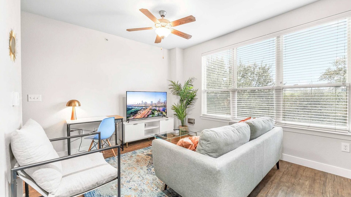 Highland Apartment | Boho SoCo 1BR Queen Suite w/GymPickleballLaundry