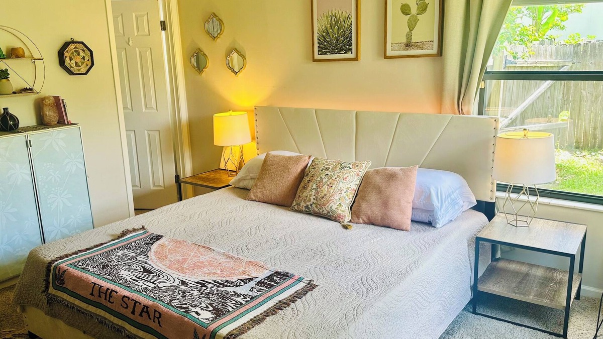 Palm Valley House | Boho-Style 2 Bed 2 Bath - 5 Mins From The Beach - Fenced In Yard - Pet Friendly