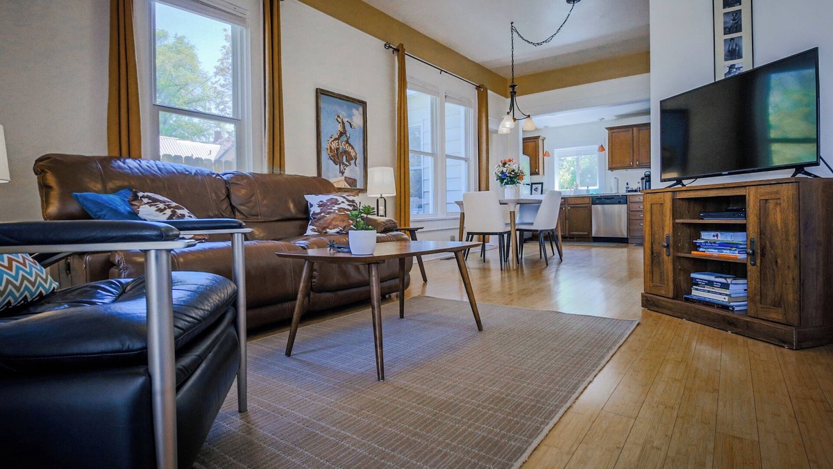 North End House | Boise Buckaroo Corral: 1 Block To North End-Hyde Park Restaurants-Tall Ceilings