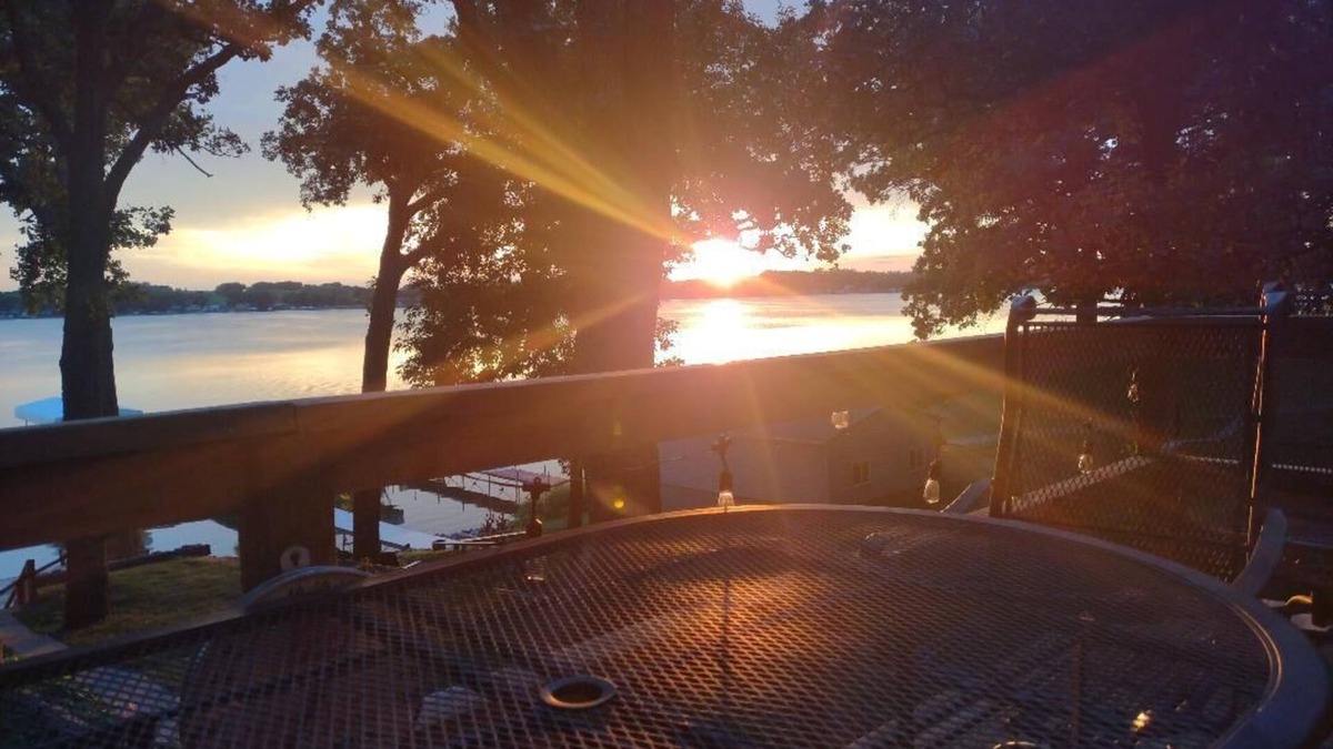 Spirit Lake House | BOJI SUNSET RETREAT nnON LAKE OKOBOJI