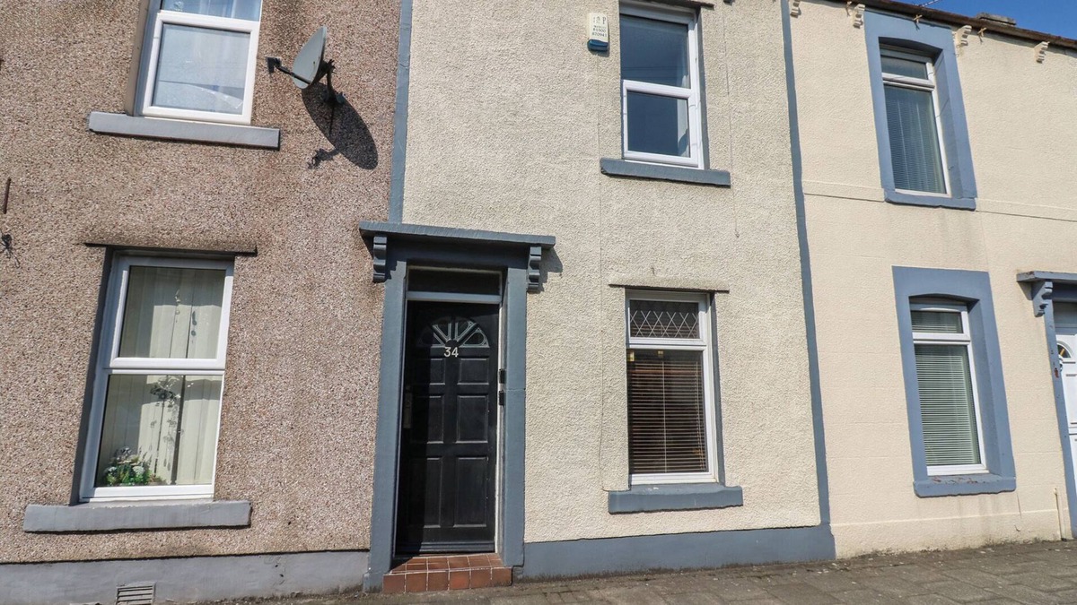 Stainburn House | BOLTON TERRACE, pet friendly, with a garden in Workington