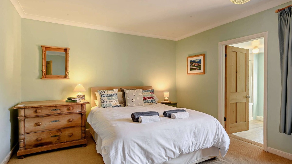 Overstrand House | Bond Cottage - Two Bedroom House, Sleeps 5